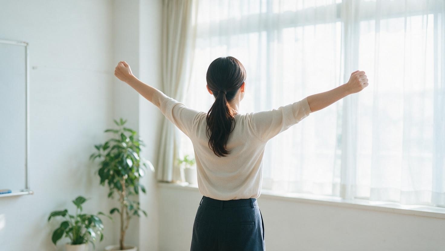 窓辺で深呼吸する先生の後ろ姿